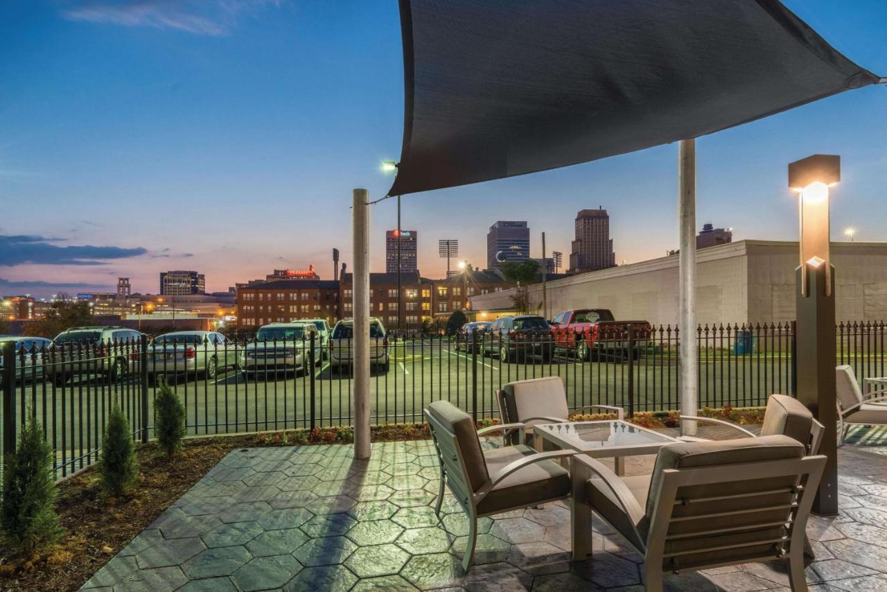 Отель La Quinta By Wyndham Memphis Downtown Экстерьер фото